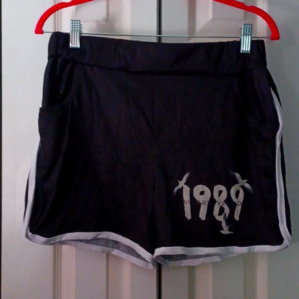 *NWT* Taylor Swift 90s  The Eras Tour Cropped Tee  & Shorts Set Sz Large - Picture 3 of 5